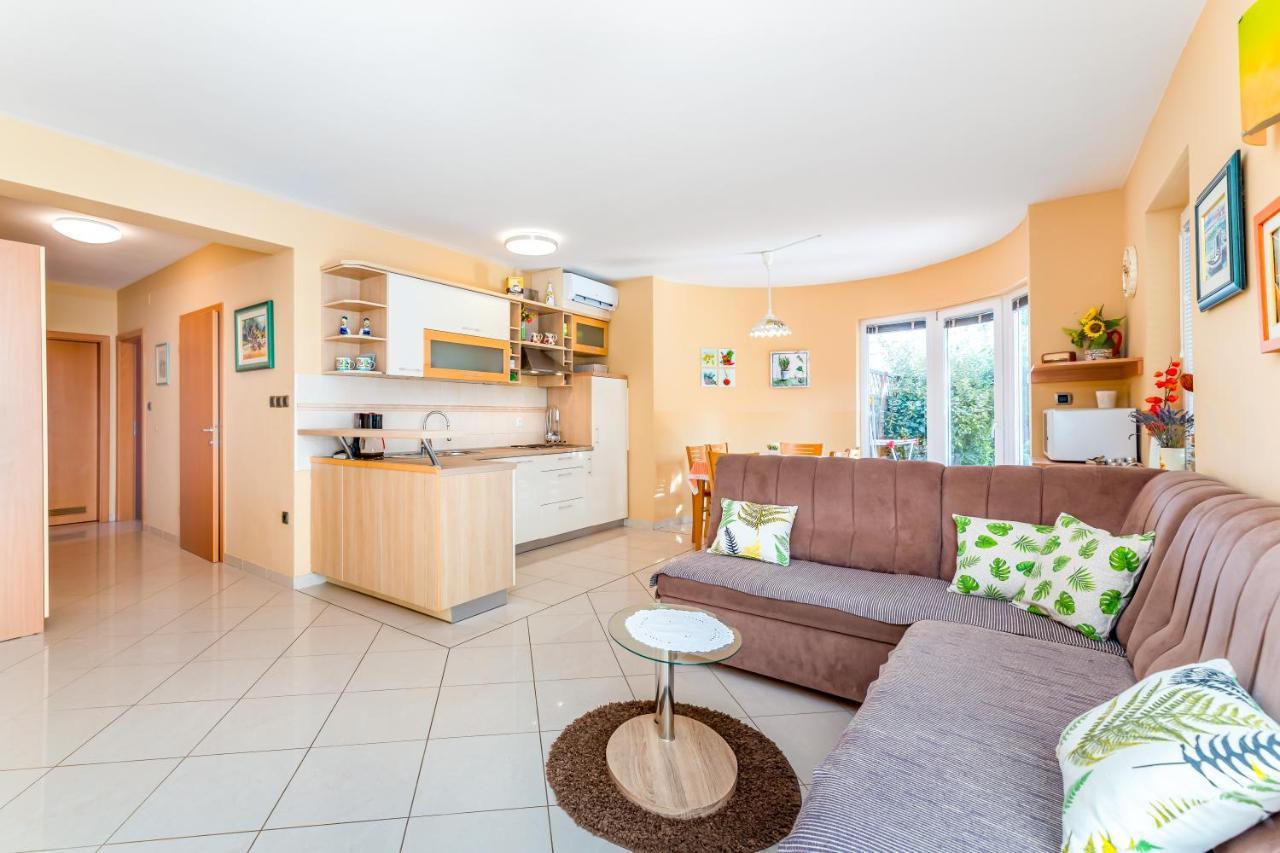 Apartments Lovorka Baska  Ngoại thất bức ảnh